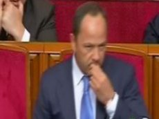 Министр соцполитики приклеил жвачку под стол в Верховной раде