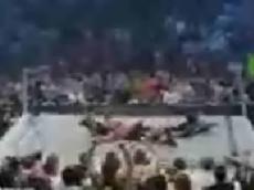 Во время боя под спортсменами провалился ринг