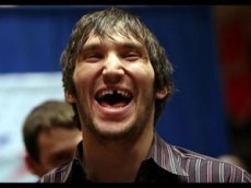 Официанты китайского ресторана спели песню для Овечкина