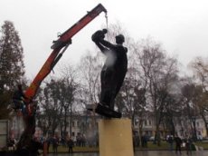 В Львовской области снесли памятник советскому солдату
