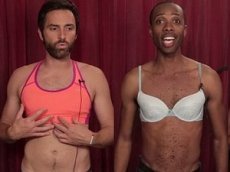 Мужчин заставили бегать с ежами в бюстгальтерах