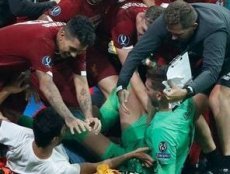 Футбольный фанат выбежал на поле, опозорился и стал героем соцсетей