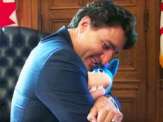 Канадский премьер вступил в "Клуб обнимашек"