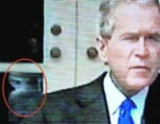 Телекамеры запечатлели пришельца за спиной президента США