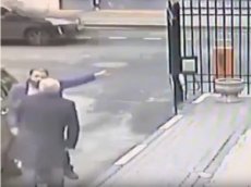 Опубликовано видео нападения на отставного генерала в Москве