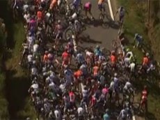 Массовое падение на стартовом этапе "Тур де Франс"