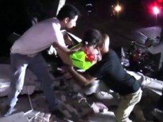 Cпасение ребенка из-под завалов после землетрясения в Италии