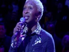 Певица Синтия Эриво забыла слова гимна США на матче НБА