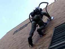 Cолдаты будут забираться на стены при помощи … пылесоса!