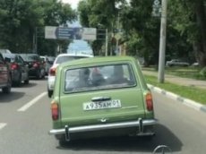 Прыгающий в пробке ВАЗ-2102 сняли на видео в Воронеже