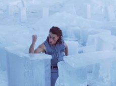 Жан-Клод Ван Дамм построил ледяной бар в горах ради рекламы