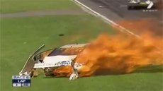 Автогонщики едва не сгорели на трассе во время гонок