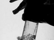 Почему удар по горлышку бутылки выбивает дно?