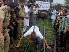 Индиец протащил 40-тонный локомотив своими волосами