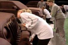 Женщина выиграла автомобиль Jeep, слизав с него шоколад