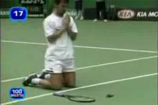 Теннисист случайно убил птицу на корте