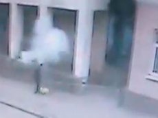 Взрыв возле лицея в Ростове-на-Дону зафиксировала видеокамера