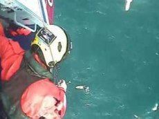 Серферу удалось выжить после 32 часов в море