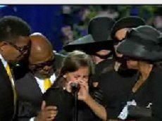 Дочь Майкла Джексона расплакалась во время своей речи