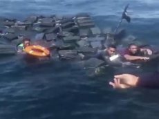 Плывущие на тонне кокаина колумбийцы попали на видео