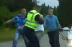 Хроники YouTube: в Латвии избили полицейского и сняли драку на мобильный