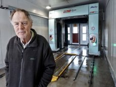 Дедушка неожиданно для себя «принял ванну» на автомойке