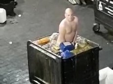 Офицер голышом окунулся в бак с навозом у Букингемского дворца