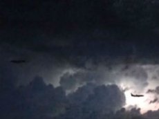 Пассажир авиалайнера снял на видео НЛО во время грозы