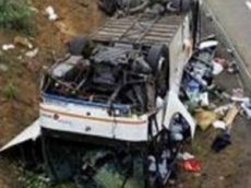 В Эквадоре автобус упал со скалы