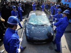 Владелец Lamborghini разбил кувалдой свое авто