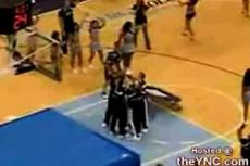 Во время баскетбольного матча чирлидеры едва не лишились зубов