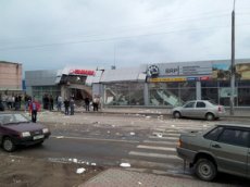 В Череповце автобус врезался в автосалон
