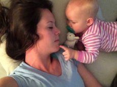 Бодрый младенец стал звездой YouTube