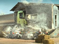 Четырехлетняя девочка порулила 18-тонным самосвалом