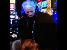 Актриса смутила коллегу непристойным поведением в прямом эфире