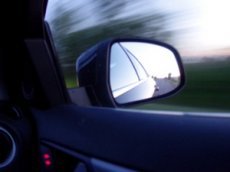 Водителя, управлявшего машиной с помощью ноги, оштрафовали