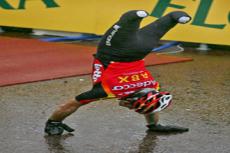 Британский гонщик-инвалид пришел к финишу на руках