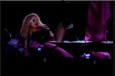 Мадонна упала на сцене во время выступления