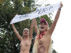 Активистки "Femen" залезли на автозак и разделись