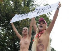 Активистки "Femen" залезли на автозак и разделись