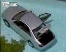 Пожилая американка припарковалась … в бассейне!