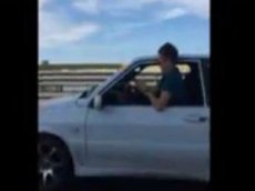 Водитель на ходу вылез из машины, чтобы сделать селфи