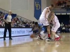 Баскетболист пробежал между ног двухметрового соперника во время матча