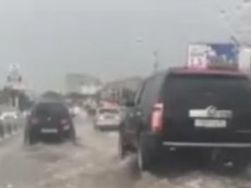 «Плывущие» по затопленным дождем дорогам автомобили попали на видео в Ростове