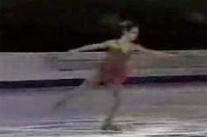На соревнованиях по фигурному катанию спортсменка провалилась под лед