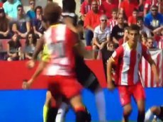 Судья уклонился от футбольного мяча в стиле «Матрицы»