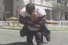 Карлик поднял легендарного баскетболиста Шакила О"Нила