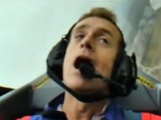 Ведущий упал в обморок во время прямого эфира из самолета