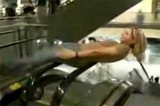 Девушка устроила цирковое представление на эскалаторе