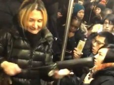 Иммигрантка избила девушку в метро Нью-Йорка